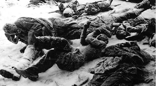 ▲ 장진호 전투에서 혹한에 동사한 전사자들, 미군도 중공군도 희생자가 많았다.