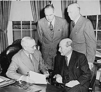 ▲ 트루먼 대통령과 애틀리(앞 오른쪽) 영국수상의 백악관 회담. 애치슨 국무장관과 마셜 국방장관(뒤 오른쪽)이 배석하였다.