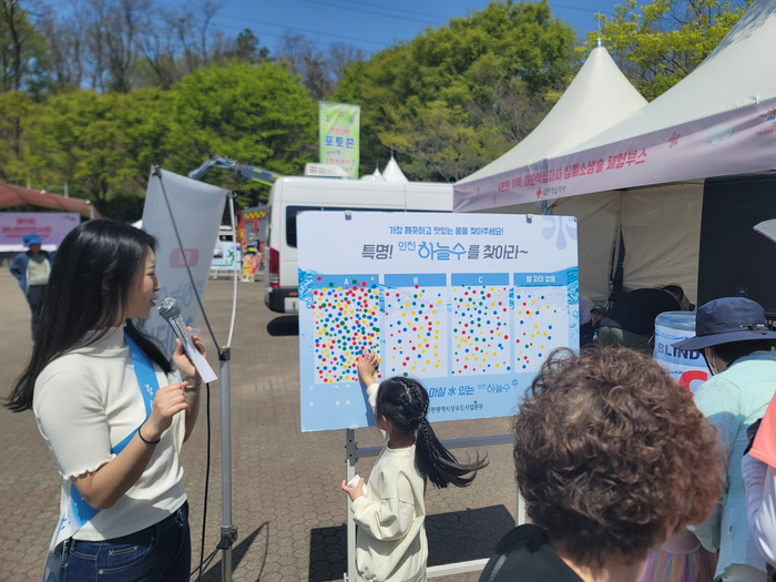 ▲ 인천시 상수도사업본부는 지난 13일 시민안전문화 체험 축제 현장에서 시민들을 대상으로 수돗물과 시판 생수(먹는 샘물) 2종의 맛을 비교하는 시음회를 진행했다. ⓒ인천시 상수도사업본부 제공