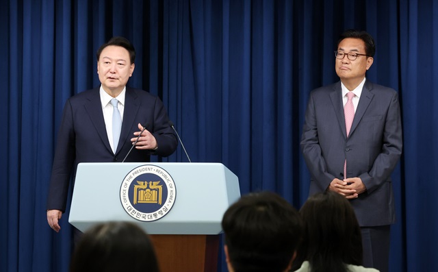 ▲ 윤석열 대통령이 22일 오전 서울 용산 대통령실 청사에서 정진석 신임 비서실장을 소개하고 있다. 2024.04.22. ⓒ뉴시스