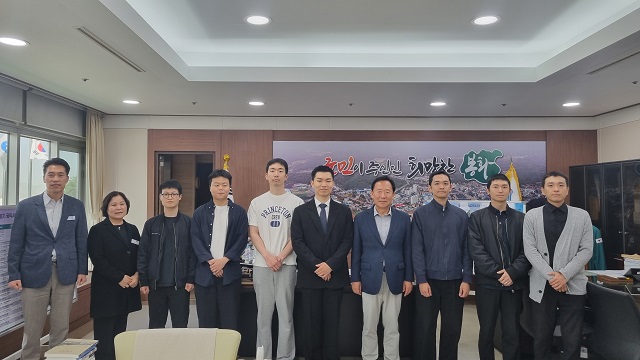 ▲ 박현국 군수가 지난 18일 신규 공중보건의사들과 면담의 자리를 마련하고 기념촬영을 하고 있다.ⓒ봉화군