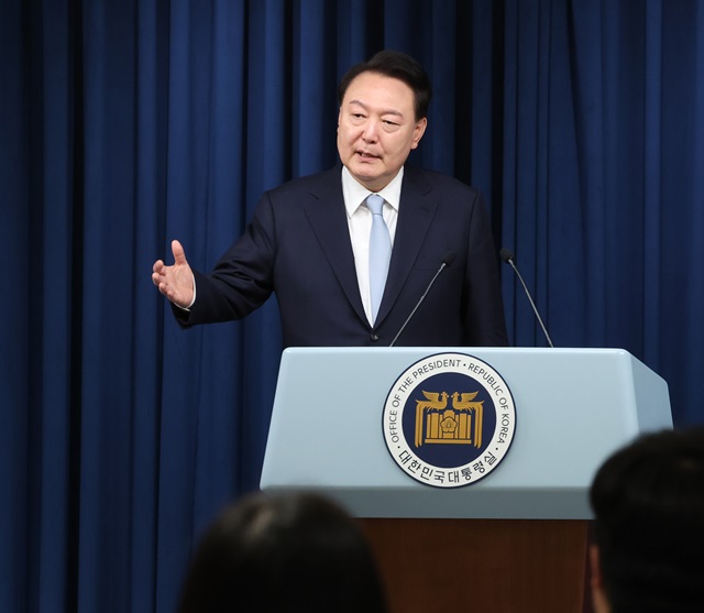 ▲ 윤석열 대통령이 22일 오전 서울 용산 대통령실 청사에서 정진석 국민의힘 의원의 신임 비서실장 임명 발표를 마친 뒤 취재진의 영수회담 관련 질문에 답하고 있다. 2024.04.22. ⓒ뉴시스