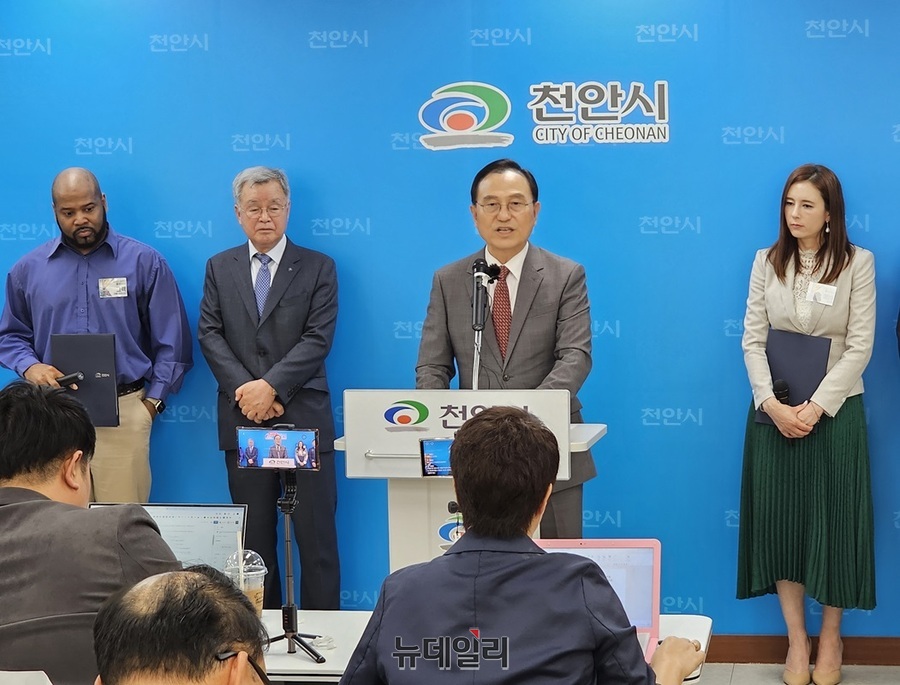 ▲ 박상돈 천안시장이 22일 오전 시청 브리핑실에서  “5월 22일부터 26일까지 독립기념관에서 ‘글로벌 K-컬처, 전 세계를 물들이다’라는 주제로 열리는 2024 K-컬처 박람회와 관련, 기자회견을 하고 있다. 사진은 그렉·한시준 독립기념관장·박상돈시장·에바(왼쪽부터).ⓒ김정원 기자