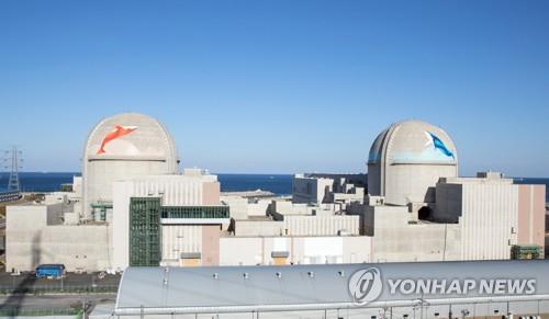 ▲ 최신 한국형 원전인 APR-1400이 설치된 신한울 원전 1호기(왼쪽)와 2호기(오른쪽). ⓒ연합뉴스