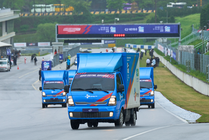 ▲ 지난 20일 용인 에버랜드 스피드웨이에서 열린 '2024 오네 슈퍼레이스 챔피언십' 개막전에서 CJ대한통운의 오네 택배 차량들이 퍼레이드 레이스를 하고 있다. ⓒCJ대한통운