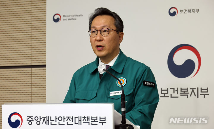 ▲ 박민수 중앙재난안전대책본부 제1총괄조정관(보건복지부 제2차관)이 22일 오후 세종시 정부세종청사에서 의사 집단행동 중대본 회의 내용 등을 설명하고 있다. ⓒ뉴시스