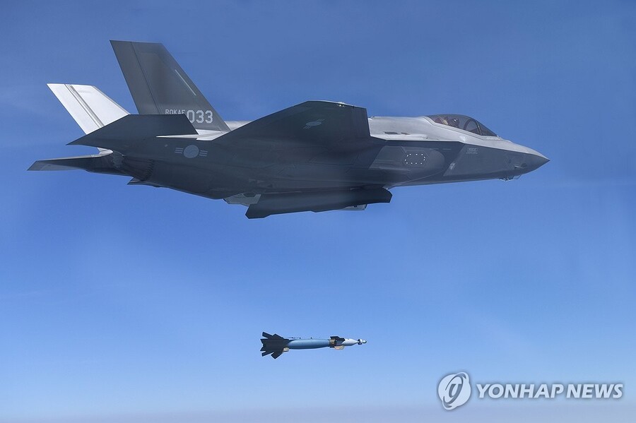 ▲ 19일 필승사격장에서 열린 한미 공군 연합 실사격 훈련에서 한국 공군 F-35A가 지상 표적을 향해 GBU-12 공대지미사일을 발사하고 있다. ⓒ연합뉴스