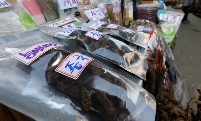▲ 서울의 한 재래시장에서 판매되고 있는 중국산 능이버섯. ⓒ뉴시스