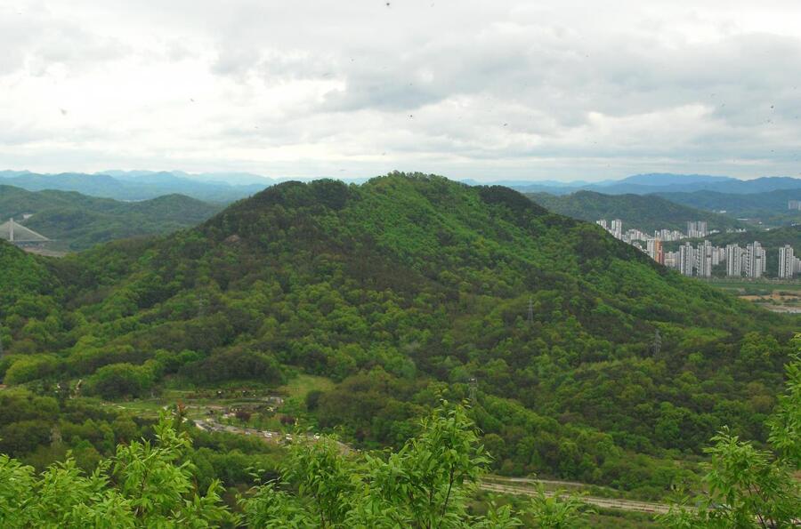 ▲ 운수산 정상에서 바라본 전월산.ⓒ진경수 山 애호가