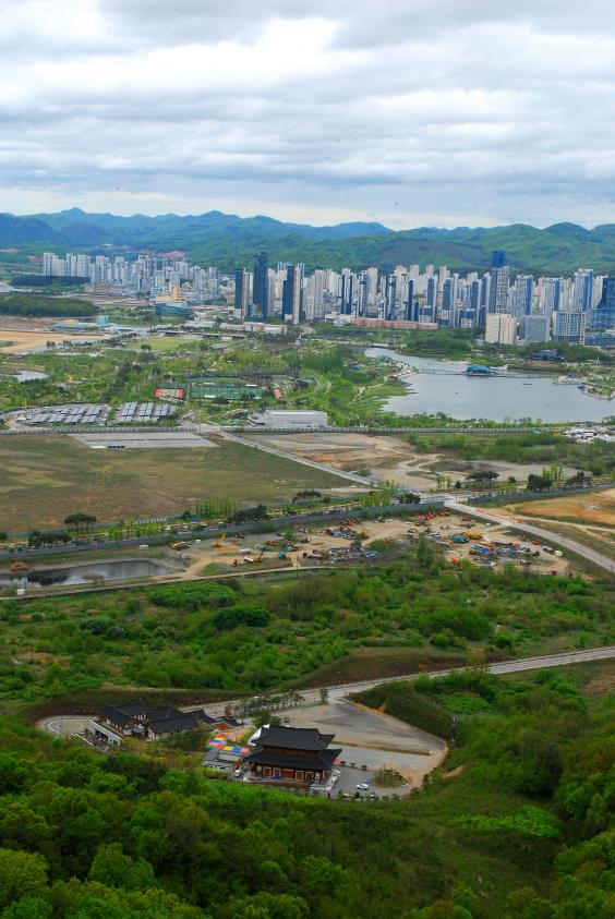 ▲ 상여바위에서 바라본 광제사·세종호수공원·대통령기록관.ⓒ진경수 山 애호가