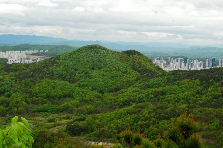 ▲ 상여바위에서 바라본 원수산(좌)과 형제봉(우).ⓒ진경수 山 애호가