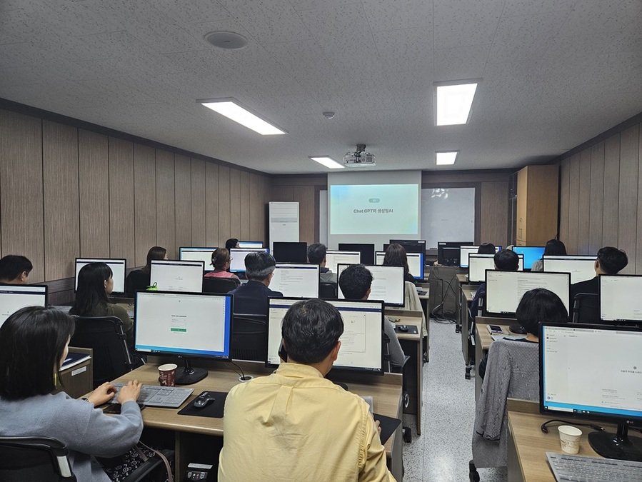 ▲ 증평군이 군청 직원들의 업무 효율성 향상과 공공서비스의 질적 개선을 목표로 '챗GPT 업무 활용 교육'을 실시하고있다.ⓒ증평군