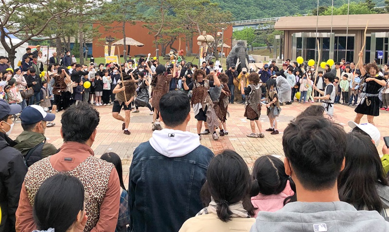 ▲ 지난해 열린 구석기 퍼레이드 모습.ⓒ공주시