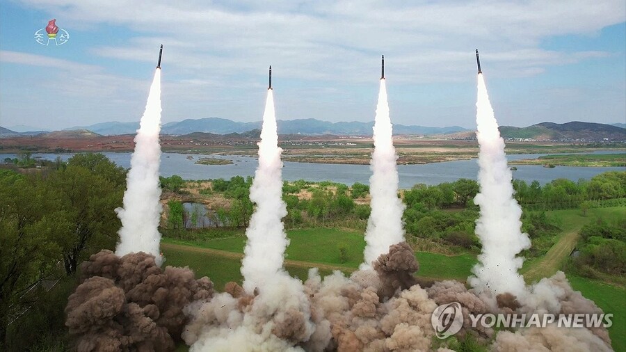 ▲ 북한은 지난 22일 김정은의 지도로 600mm 초대형 방사포병 부대들을 국가 핵무기 종합관리체계인 핵방아쇠 체계 안에서 운용하는 훈련을 처음으로 진행했다고 조선중앙TV가 23일 보도했다. ⓒ북한 조선중앙TV/연합뉴스