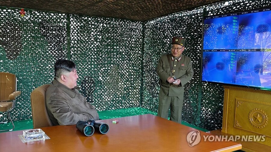 ▲ 북한은 지난 22일 김정은의 지도로 600mm 초대형 방사포병 부대들을 국가 핵무기 종합관리체계인 핵방아쇠 체계 안에서 운용하는 훈련을 처음으로 진행했다고 조선중앙TV가 23일 보도했다. ⓒ북한 조선중앙TV/연합뉴스