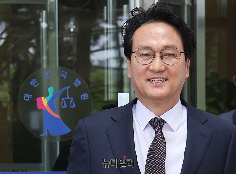 ▲ 안민석 더불어민주당 의원이 23일 오전 경기 수원지방법원에서 열린 정보통신망 이용촉진 및 정보보호 등에 관한 법률 위반(명예훼손) 혐의 첫 공판을 마치고 법원을 나서고 있다. ⓒ경기 수원=정상윤 기자