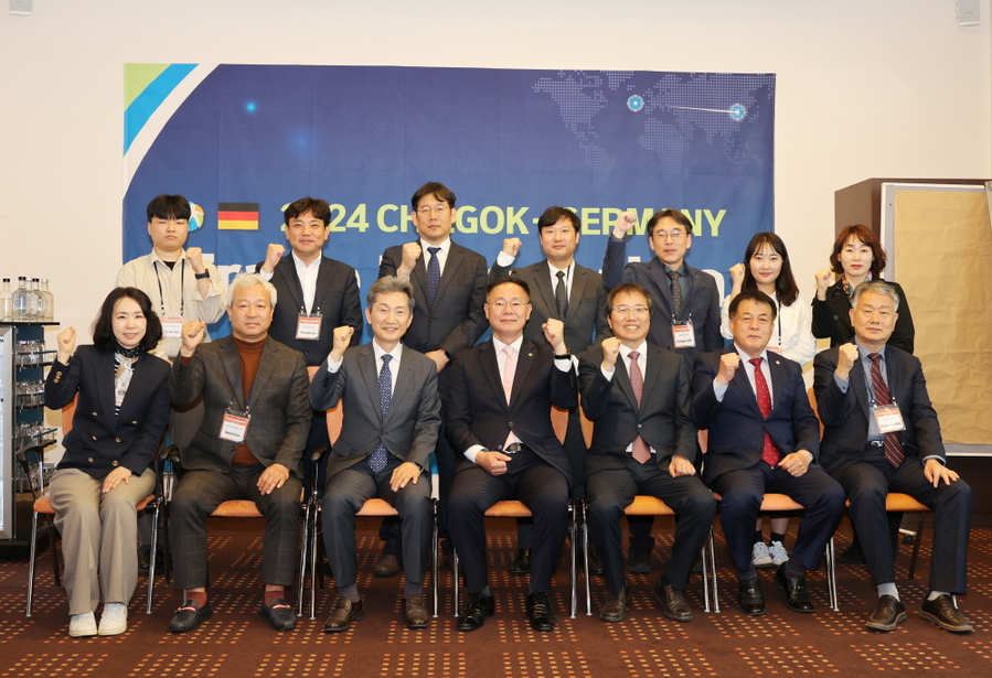 ▲ 김재욱 군수가 독일 하노버 에서 수출 상담회를 열고 지역 기업인과 함께 기념촬영을 하고 있다.ⓒ칠곡군