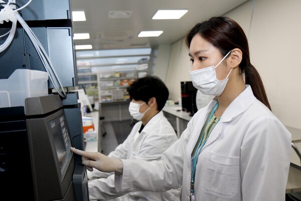 ▲ 프레스티지바이오로직스 오송 본사 1공장에서 고객사 위수탁 시험을 진행하고 있다.ⓒ프레스티지바이오로직스