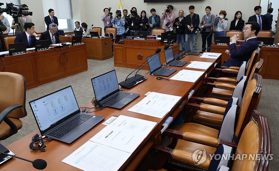 ▲ 23일 국회 정무위원회에서 백혜련 위원장이 전체회의를 진행하고 있다. 이날 야당 단독으로 가맹사업거래 공정화에 관한 법률과 민주유공자 예우에 관한 법률의 국회 본회의 직회부를 의결했다.ⓒ연합뉴스