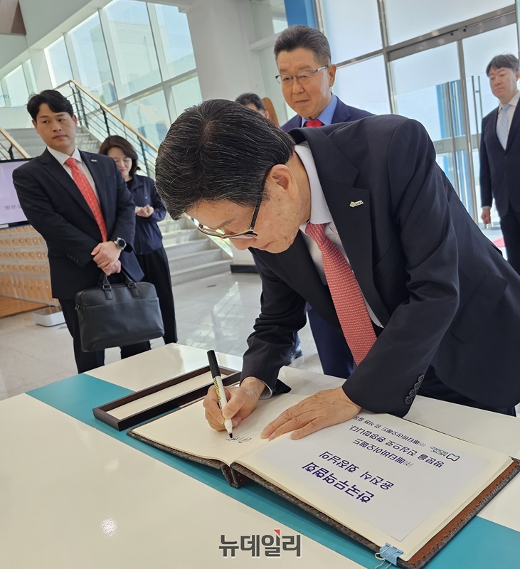 ▲ 윤진식 한국무역협회장이 23일 오후 충북 오송 ㈜메타바이오메드 본사를 방문, 방명록에 ‘메타바이오메드의 무궁한 발전을 기원한다’고 쓰고 있다.ⓒ김정원 기자