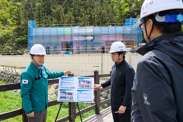 ▲ 남한권 군수가 23일 민선8기 군민과의 약속을 이행하기 위해 추진 중인 16개 사업장을 직접 방문해 현장 점검하고 있다.ⓒ울릉군
