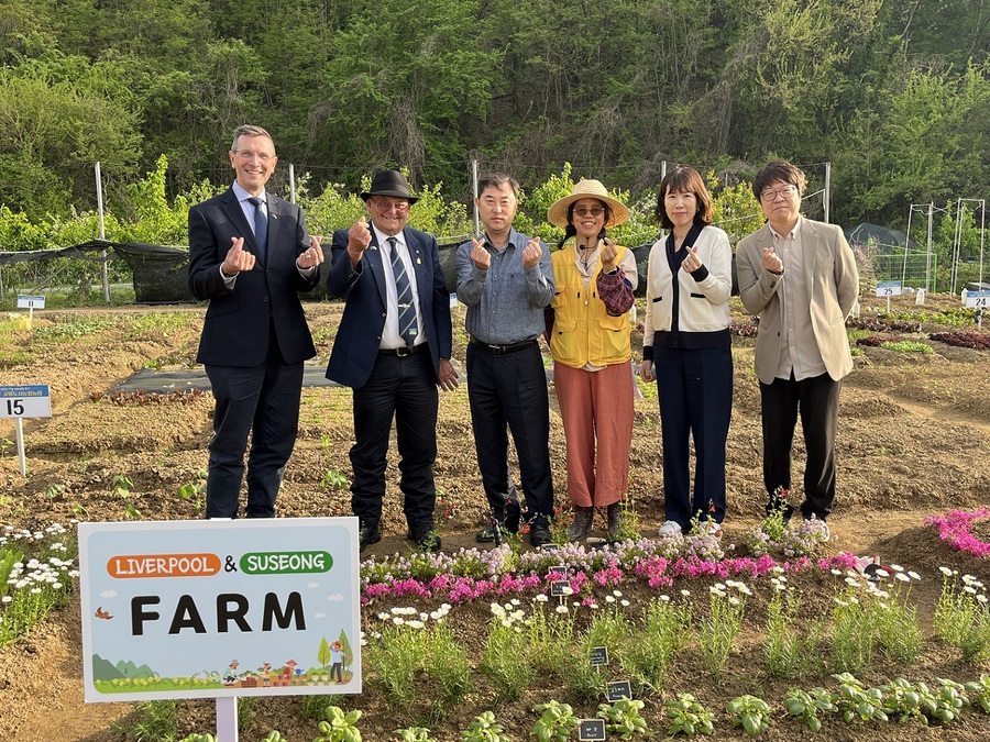 ▲ 대구 수성구(구청장 김대권)는 우리나라를 찾은 호주 리버풀 플레인즈시 대표단이 지난 22일 도시농업 분야에서의 교류를 위해 수성구가 운영하는 천을산 공영 도시농업농장을 방문했다고 밝혔다.ⓒ수성구