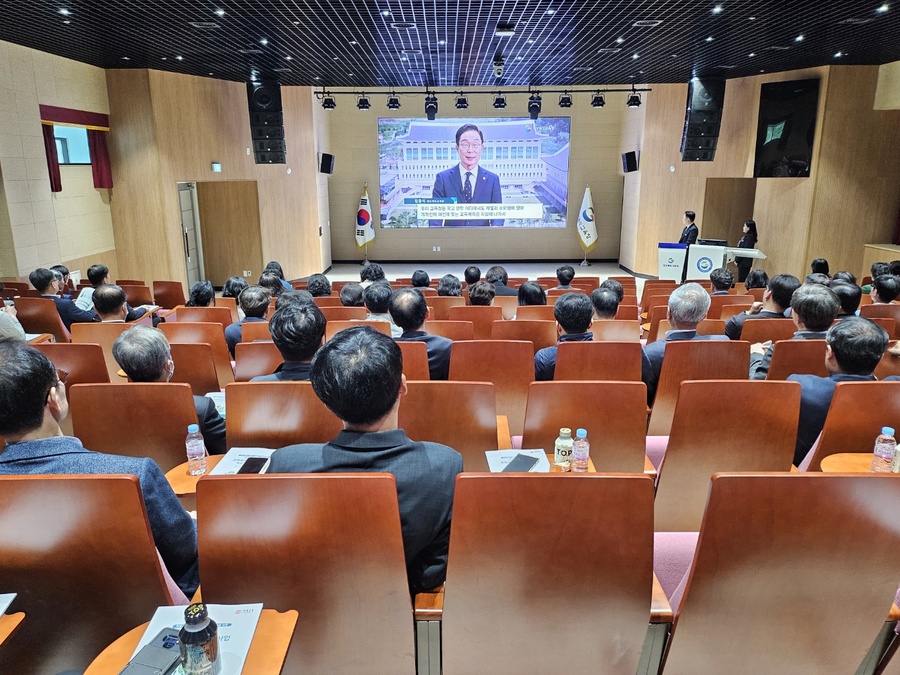 ▲ 경북교육청(교육감 임종식)은 23일 본청 행복지원동 연화관에서 도내 초·중학교 교장 117명을 대상으로 2024년 상반기 교육복지우선지원사업 학교 관리자 연수를 실시했다.ⓒ경북교육청