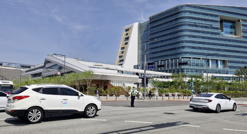 ▲ 세종 남부경찰서가 최근 정부세종청사 주변 출·퇴근 시간의 교통 체증을 해소하고 있다.ⓒ남부경찰서