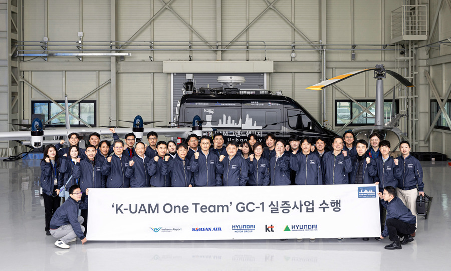 ▲ 전남 고흥 국가종합비행성능시험장에 위치한 UAM 전용 시험장에서 실증사업에 참가한 ‘K-UAM One Team’ 참가자들이 기념사진을 촬영하는 모습ⓒ현대차