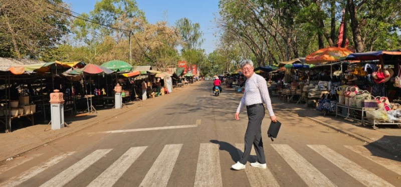 ▲ 이재룡 칼럼니스트가 프놈펜 전통시장에서 횡단보도를 걷고 있다.ⓒ이재룡 칼럼니스트