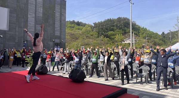 ▲ 충남 부여군보건소가 지난 23일 부여군 치매안심센터 등록 어르신과 가족을 비롯해 지역주민 등 350명이 참가한 가운데 한마음 치매 극복 걷기대회를 개최했다.ⓒ부여군