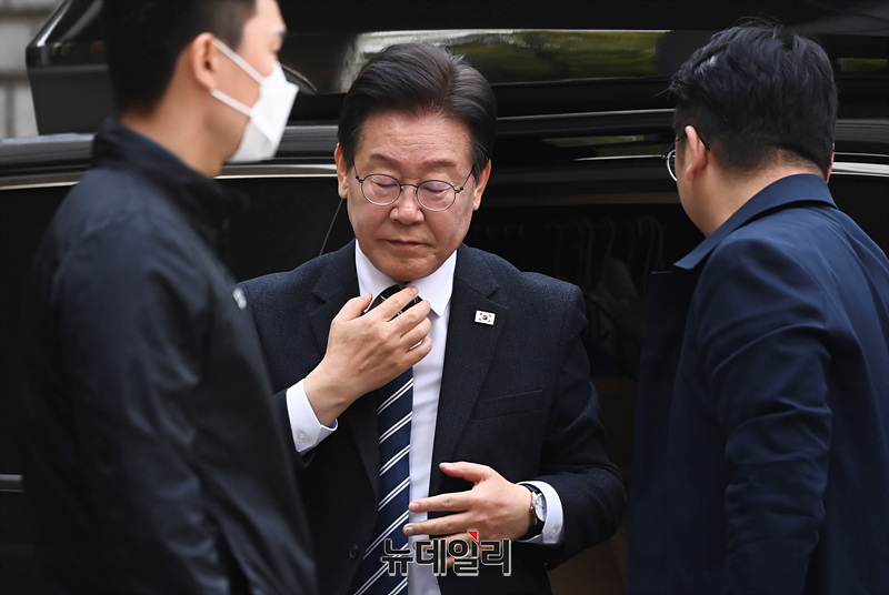 ▲ 이재명 더불어민주당 대표가 국회의원 선거 이틀만인 지난 12일 서울 서초구 중앙지법에서 열린 '공직선거법 위반' 관련 공판에 출석하고 있다. ⓒ서성진 기자