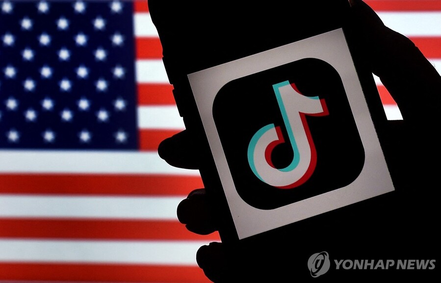 ▲ 미국 국기와 틱톡. ⓒAFP/연합뉴스