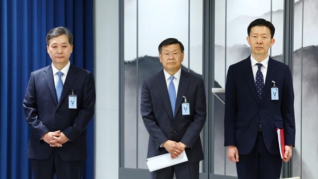 ▲ 윤영빈(왼쪽부터) 초대 우주항공청장, 존 리 임무본부장, 노경원 차장이 24일 서울 용산 대통령실 청사에서 성태윤 정책실장의 인사 발표를 듣고 있다. 2024.04.24. ⓒ뉴시스