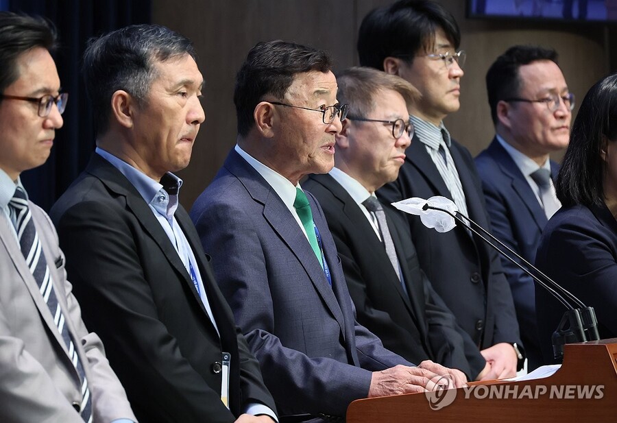 ▲ 김상균 연금개혁 공론화위원장이 지난 22일 국회 소통관에서 숙의토론회 및 시민대표단 설문조사 결과를 브리핑하고 있다. ⓒ연합뉴스