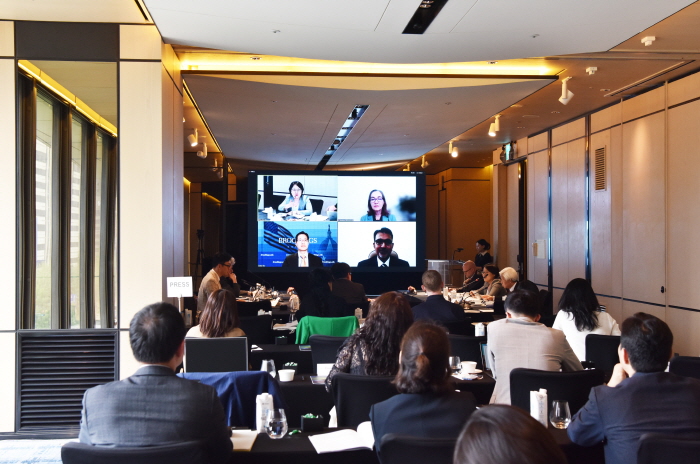 ▲ 재단법인 세종연구소(이사장 이용준)는 23일 오전 10시부터 서울 종로구 포시즌스호텔에서 'BEYOND THE SUMMIT: Insights and Actions from the 3rd Summit for Democracy'를 주제로 국내 주요국 대사관 관계자들과 민주주의 국제전문가들을 하이브리드 형태로 초청해 '2024년 세종연구소 민주주의 라운드테이블'을 개최했다. ⓒ세종연구소 제공