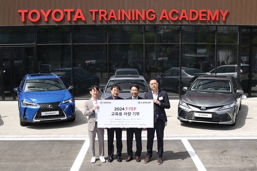 ▲ 영남이공대학교(총장 이재용)는 한국토요타자동차와 산학협력교육 프로그램 T-TEP(TOYOTA Technical Experience Program) 업무협약(MOU)을 맺고 교육용 차량을 기증받았다.ⓒ영남이공대