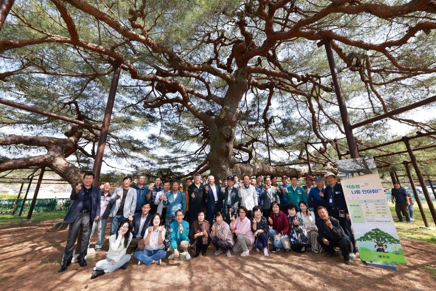 ▲ 탐방객들이 지난 4월 13일부터 14일까지 이틀간 진행된 석송령 한시 개방 행사를 찾았다.ⓒ예천군