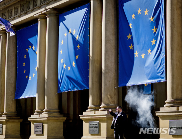 ▲ 2019년 5월14일(현지시각) 독일 프랑크푸르트에 EU 깃발이 걸린 모습. ⓒAP/뉴시스