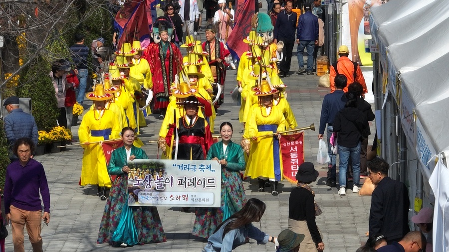 ▲ 거리극 축제 노상놀이 '무왕납시오'를 연출하는 소리뫼 단원들.ⓒ익산시