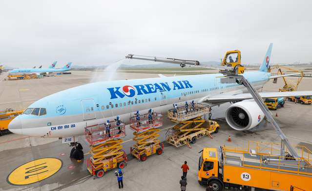 ▲ 대한항공은 25일 오전 봄맞이 항공기 동체 세척 행사를 진행했다. 사진은 인천국제공항에 위치한 대한항공 정비 격납고 앞에서 보잉777-300ER 항공기 세척을 실시하고 있는 모습.ⓒ대한항공