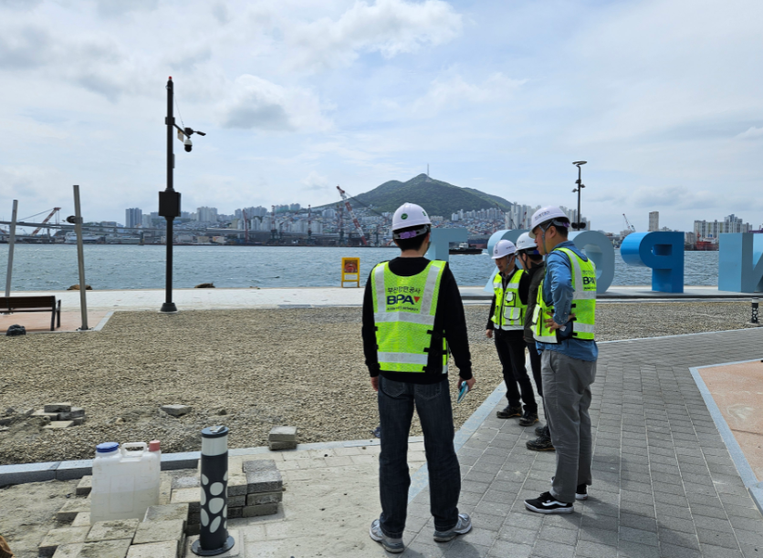 ▲ 부산항만공사 직원들이 북항재개발사업 친수공원 현장에서 자갈포설 공정을 점검하고 있다.ⓒ부산항만공사