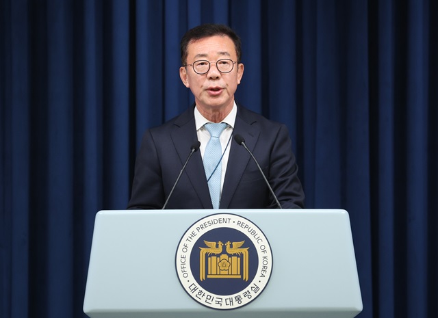 ▲ 홍철호 정무수석이 25일 서울 용산 대통령실 청사에서 영수회담 의제·시점 등 조율 2차 실무회동 관련 브리핑을 하고 있다. 2024.04.25. ⓒ뉴시스