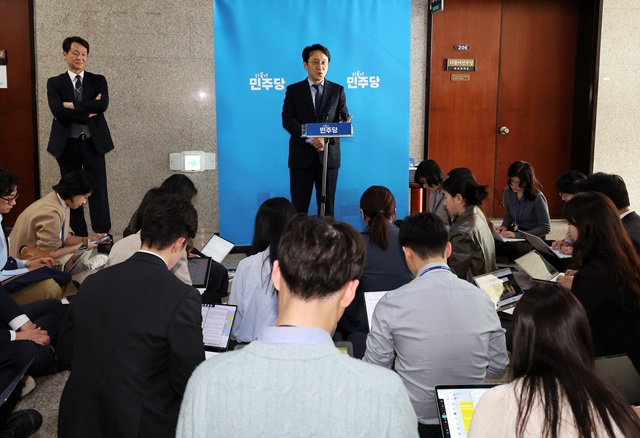 ▲ 천준호 더불어민주당 대표 비서실장이 25일 오후 서울 여의도 국회에서 영수회담 2차 실무회동 관련 브리핑을 하고 있다. 2024.04.25. ⓒ뉴시스