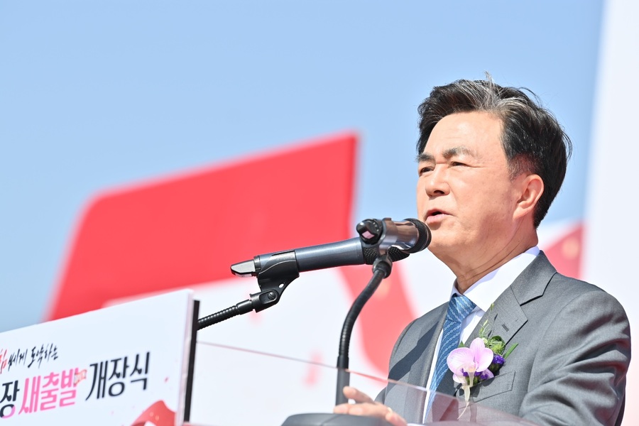 ▲ 김태흠 충남도지사가 25일 오후 충남 서천특화시장에서 열린 개장식에서 축사를 하고 있다.ⓒ충남도