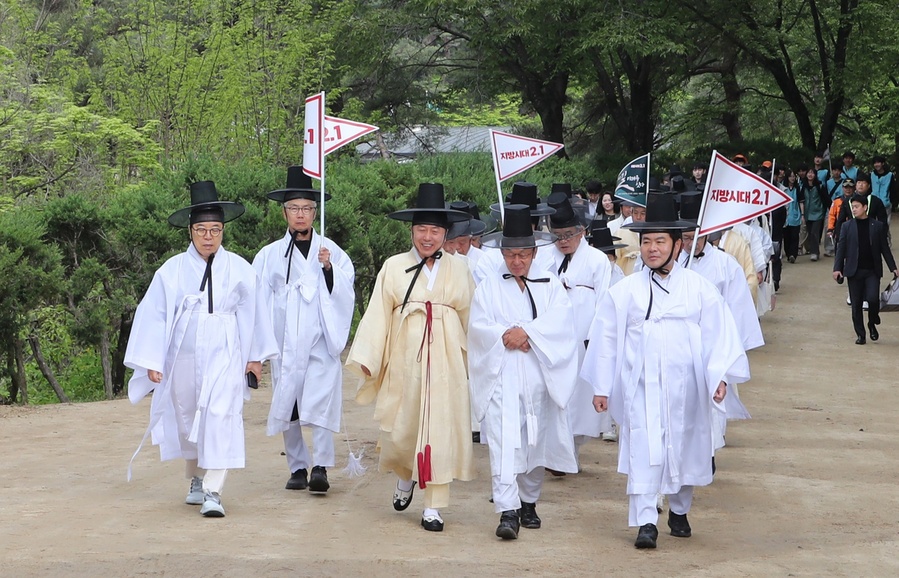 ▲ 경상북도는 25일 오전 8시 ‘퇴계 선생 마지막 귀향길 재현행사’ 마지막 구간 걷기에 이어 폐막식을 진행했다.ⓒ경북도