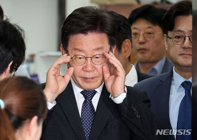 ▲ 이재명 더불어민주당 대표가 26일 오전 서울 여의도 국회에서 열린 최고위원회의에 참석하며 안경을 만지고 있다. ⓒ뉴시스