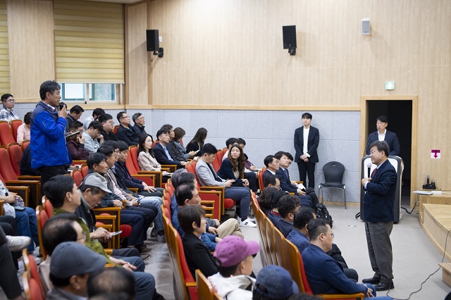 ▲ 울릉군은 지난 25일 울릉군 농업기술센터 농업인회관에서 주민 200여명이 참석한 가운데 울릉군 종합발전계획 수립과 글로벌그린U시티 주민설명회를 진행했다.ⓒ울릉군