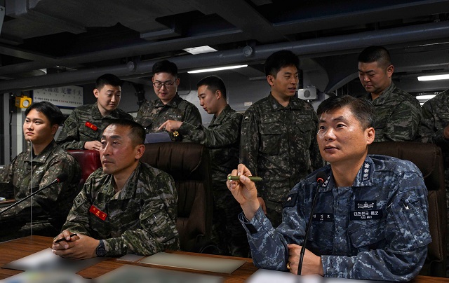 ▲ 지난 23일 대형수송함 독도함 내부에 개소된 상륙작전지휘본부에서 김경호(대령, 오른쪽) 상륙기동부대장과 최윤영(대령, 왼쪽) 해병대 상륙군부대장이 합동상륙훈련을 지휘하고 있다.ⓒ해병대