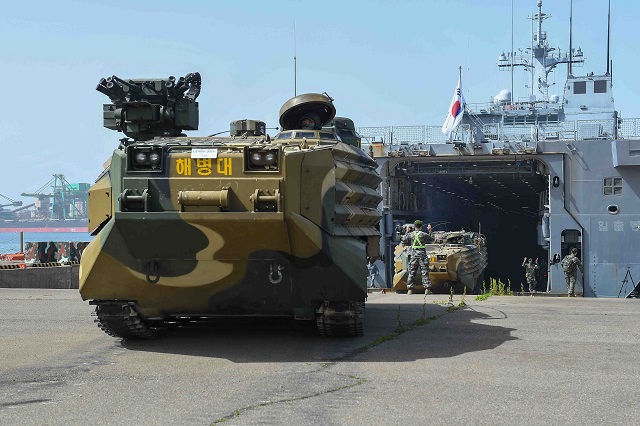 ▲ 해군·해병대가 상륙돌격장갑차(KAAV)를 상륙함(LST-Ⅱ)에 탑재하고 있다.ⓒ해병대